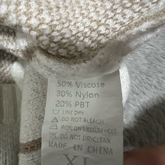 •SOLD• Checkered Cream Turtleneck Sweater - Picture 7 of 8